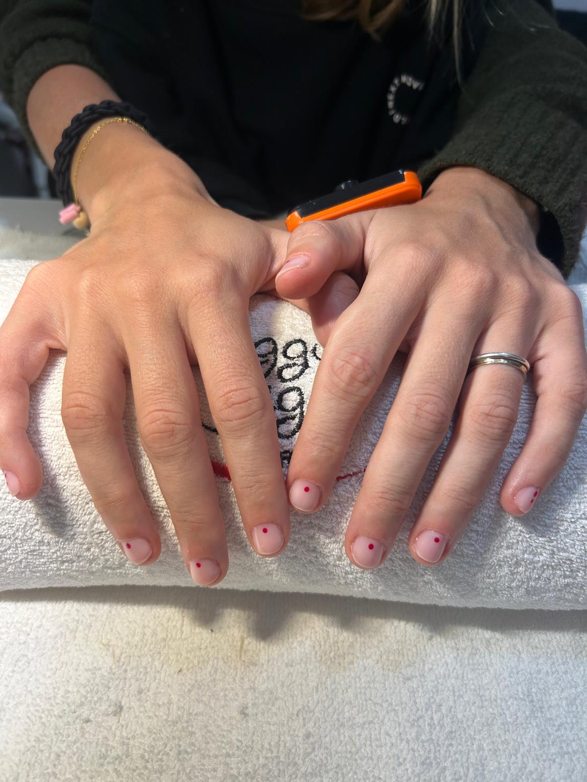 Manicura elegante realizada en Nuriane